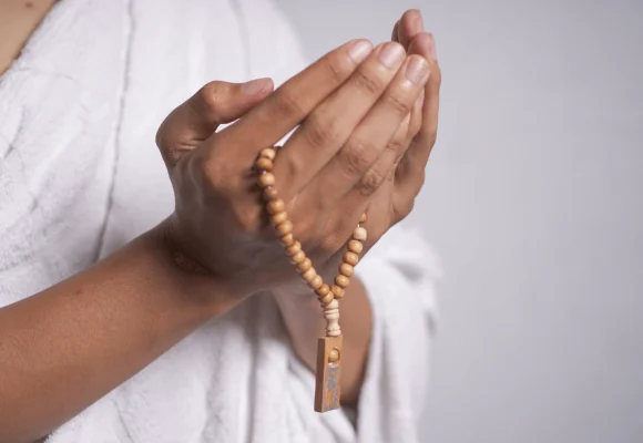 Person betet mit Tasbeeh in der Hand zu Allah Zertifizierte Hajj- und Umrah-Dienste speziell für Muslime in Deutschland | Person betet mit Tasbeeh in der Hand zu Allah